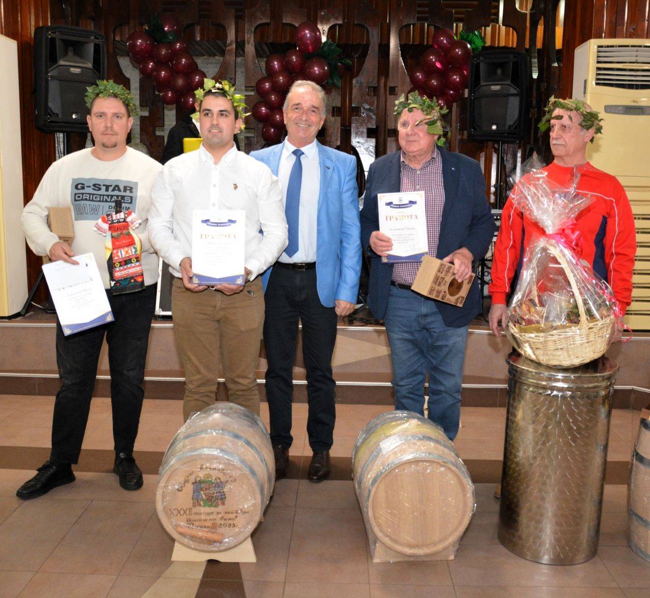 Най-добрите винар в Асеновград заедно с кмета на общината д-р Христо Грудев